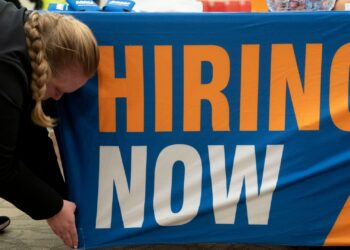 Las empresas del sector privado agregaron 122.000 puestos de trabajo en diciembre, menos de lo esperado, dice ADP