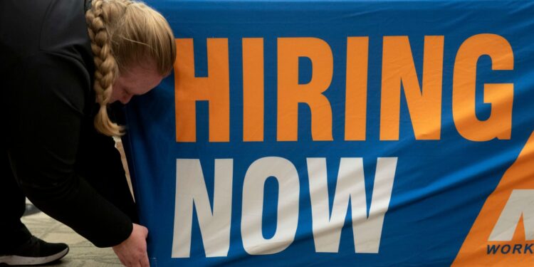 Las empresas del sector privado agregaron 122.000 puestos de trabajo en diciembre, menos de lo esperado, dice ADP