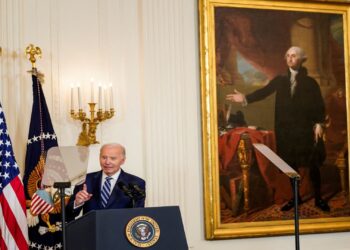 Biden firma proyecto de ley de Seguridad Social para aumentar beneficios para millones de trabajadores públicos