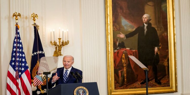 Biden firma proyecto de ley de Seguridad Social para aumentar beneficios para millones de trabajadores públicos