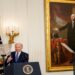 Biden firma proyecto de ley de Seguridad Social para aumentar beneficios para millones de trabajadores públicos
