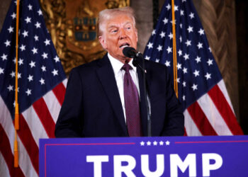 Trump podría declarar emergencia económica nacional para justificar aranceles universales, informa CNN