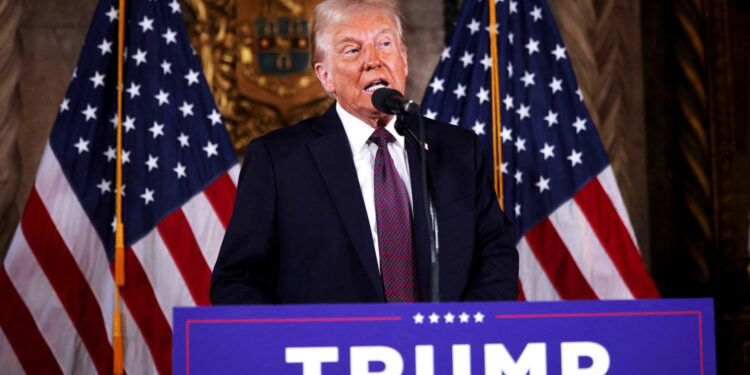 Trump podría declarar emergencia económica nacional para justificar aranceles universales, informa CNN