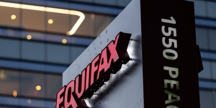 CFPB multa a Equifax con 15 millones de dólares por errores en informes crediticios