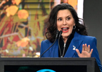 Whitmer defiende la industria automotriz de Michigan y advierte sobre riesgos arancelarios