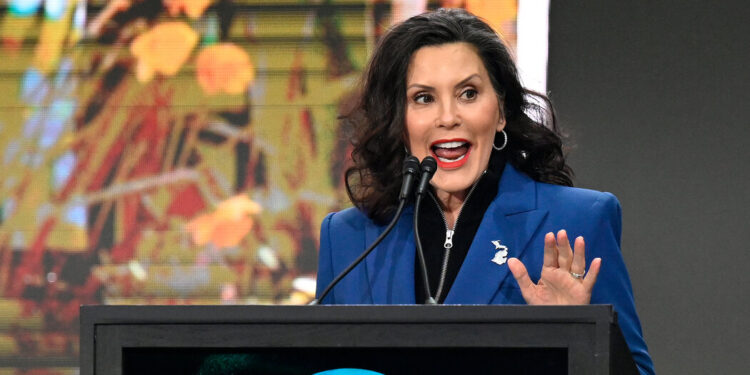 Whitmer defiende la industria automotriz de Michigan y advierte sobre riesgos arancelarios