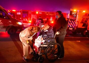 Cómo los hijos adultos pueden ayudar a los padres mayores a prepararse para los desastres