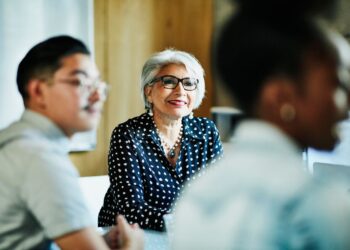 Cómo solicitar un alojamiento relacionado con la edad en el trabajo