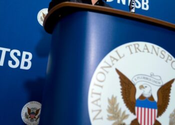 NTSB insta al público a no “especular” en la causa del accidente en el aire del aeropuerto nacional