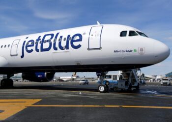 JetBlue multada con 2 millones de dólares por retrasos crónicos en sus vuelos