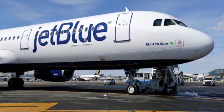 JetBlue multada con 2 millones de dólares por retrasos crónicos en sus vuelos
