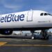 JetBlue multada con 2 millones de dólares por retrasos crónicos en sus vuelos