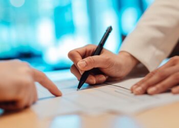 Contratos de trabajo bajo fuego como ‘servidumbre por contrato’