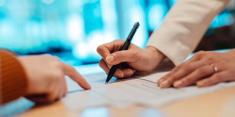 Contratos de trabajo bajo fuego como ‘servidumbre por contrato’