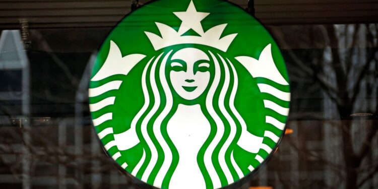 Pasar el rato en Starbucks le costará a medida que la empresa revierta su política de puertas abiertas