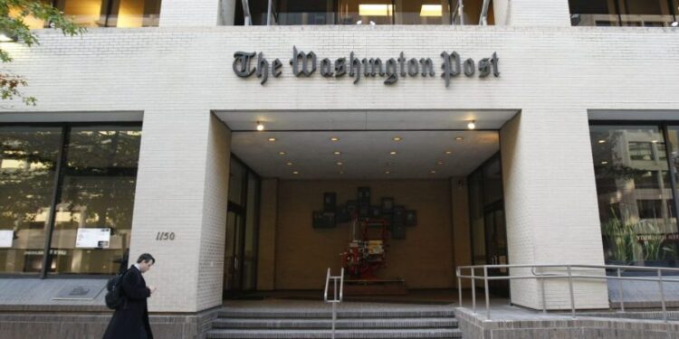 Caricaturista del Washington Post dice que los editores eliminaron una caricatura que representaba a Trump y Bezos