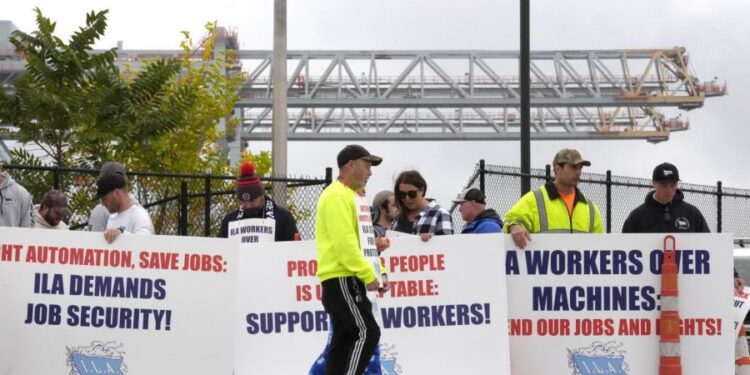 Los estibadores llegan a un acuerdo provisional para evitar una huelga dañina