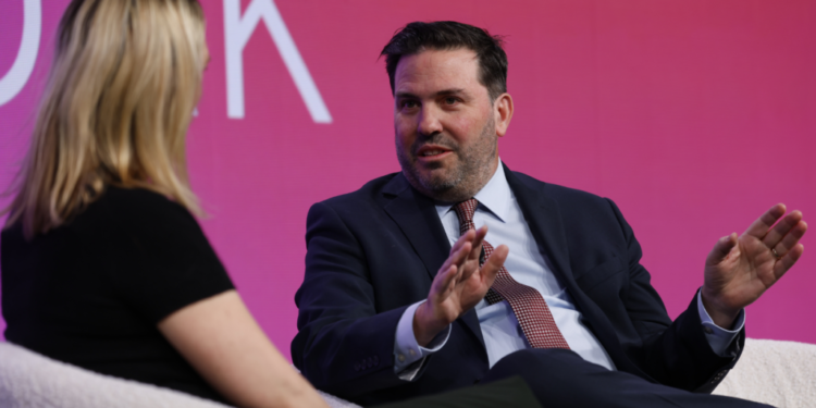 Zillow, no costar, es el mayor competidor de Realtor.com, Eales insiste en