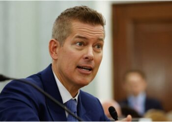 Duffy va tras la regla de eficiencia del automóvil Biden