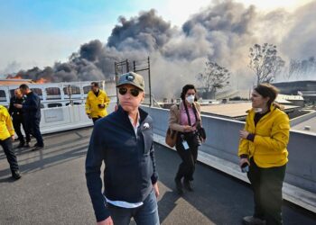 Newsom anuncia orden ejecutiva centrada en la reconstrucción posterior a los incendios