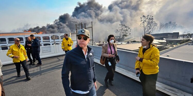 Newsom anuncia orden ejecutiva centrada en la reconstrucción posterior a los incendios