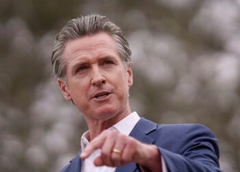 Newsom y Cruz discuten sobre la orden ejecutiva que prohíbe ofertas inmobiliarias predatorias en medio de incendios