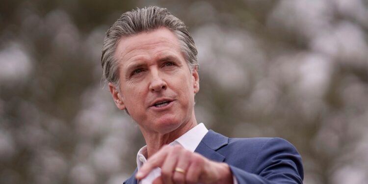 Newsom y Cruz discuten sobre la orden ejecutiva que prohíbe ofertas inmobiliarias predatorias en medio de incendios