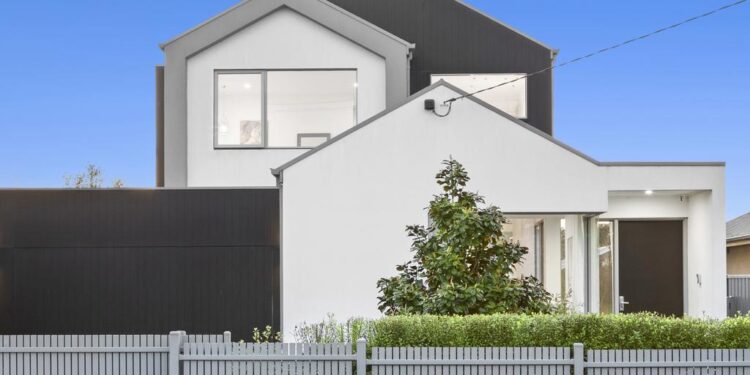 Los beneficios de la ubicación llevan a la familia a invertir en nuestra casa en Newtown