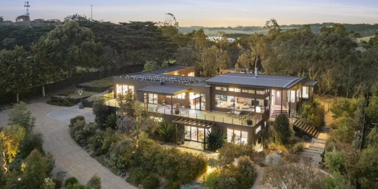 La casa de 4,4 millones de dólares en Surf Coast ofrece el mejor asiento de la casa para disfrutar de vistas panorámicas al océano