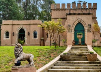 El Castillo Versace cerca de Foster a la venta parece una fortaleza de cuento de hadas de 300 años