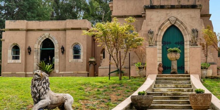 El Castillo Versace cerca de Foster a la venta parece una fortaleza de cuento de hadas de 300 años