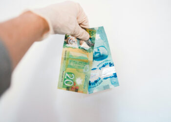 Estrategias de ETF para ayudar a los inversores canadienses a combatir a un loonie débil