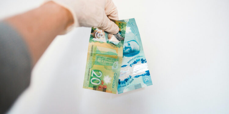 Estrategias de ETF para ayudar a los inversores canadienses a combatir a un loonie débil