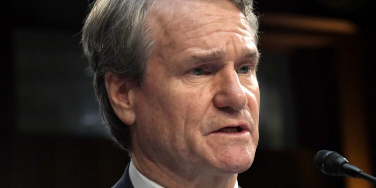 Trump ataca a los directores ejecutivos de los bancos en Davos: “Abran su banco a los conservadores”