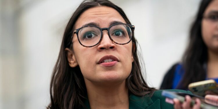 Ocasio-Cortez: “Lo único que Trump busca es empeorar la inflación”