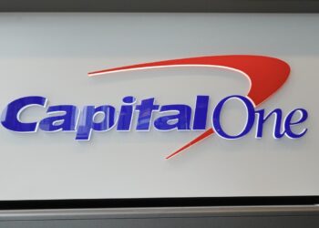 Capital One acusada de deber a sus miembros 2.000 millones de dólares, alega el organismo de control de EE. UU.: NPR