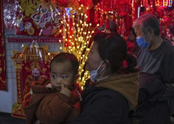 La población de China cae por tercer año consecutivo: NPR