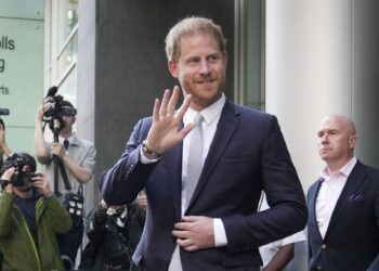 El caso del príncipe Harry contra los tabloides británicos de Rupert Murdoch va a juicio: NPR