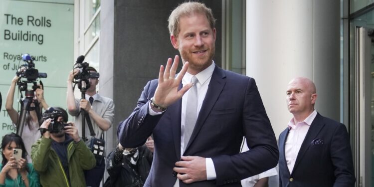 El caso del príncipe Harry contra los tabloides británicos de Rupert Murdoch va a juicio: NPR