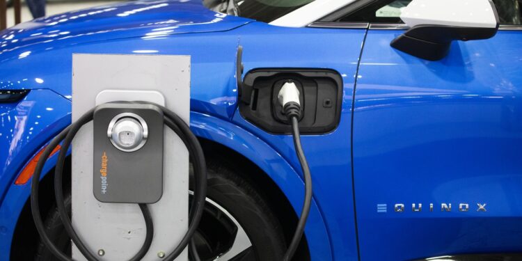 Lo que significan las acciones ejecutivas de Trump en los vehículos eléctricos para los compradores de automóviles: NPR