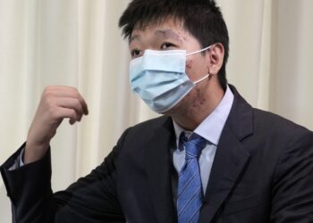 Los periodistas cubrieron a un disidente chino. Siguieron amenazas de bomba: NPR