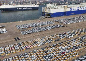 Las exportaciones de China en diciembre aumentaron un 10,7% a medida que se avecinan los aranceles estadounidenses: NPR