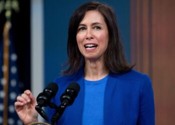 El jefe de la FCC descarta las acusaciones contra las cadenas de televisión como un ataque a la libertad de expresión: NPR