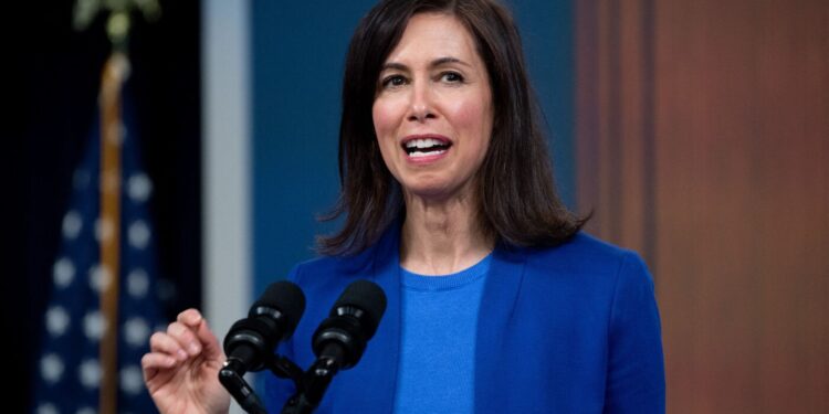 El jefe de la FCC descarta las acusaciones contra las cadenas de televisión como un ataque a la libertad de expresión: NPR