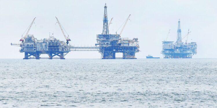 Biden prohíbe la extracción de petróleo en alta mar en vastas zonas del océano: NPR