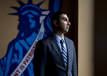 Los ataques de Trump contra Dei obtienen la aprobación de algunos en el ala izquierda