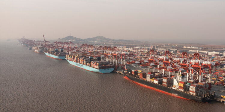 China ataca después de que Trump impone una tarifa del 10% sobre los bienes