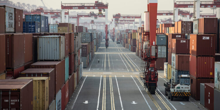 El déficit comercial de los Estados Unidos alcanzó el récord en 2024 a medida que aumentaron las importaciones