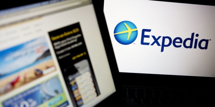 Acciones que hacen los movimientos más grandes del mediodía: Amazon, Expedia, Pinterest, Skechers y más