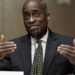 El vicepresidente de la Fed, Jefferson, aboga por permanecer cauteloso sobre las tarifas a medida que se desarrolla el drama político